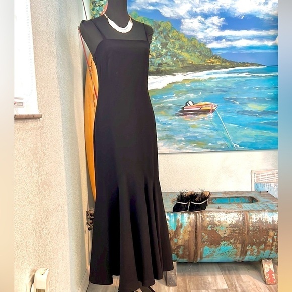 🔥Lauren Ralph Lauren,Stunning Black Gown,Soft Silhouette Flair, Back Zip,Size 4 - Picture 6 of 14